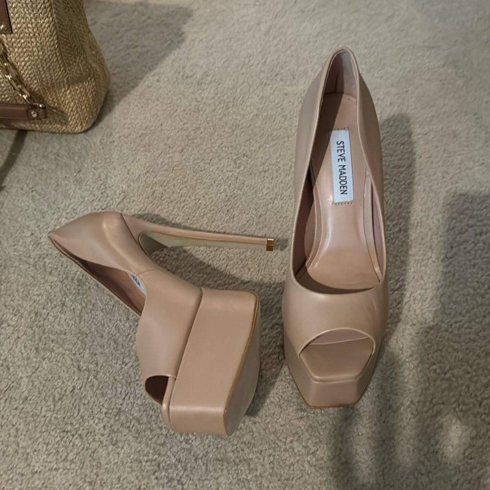 Steve Madden tan peep toe pumps -brand new  size 7.5
